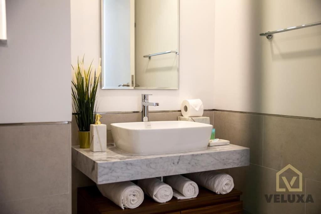 Veluxa - Luxury And Bright 1 Bedroom Apartment, Burj View! Дубай Экстерьер фото