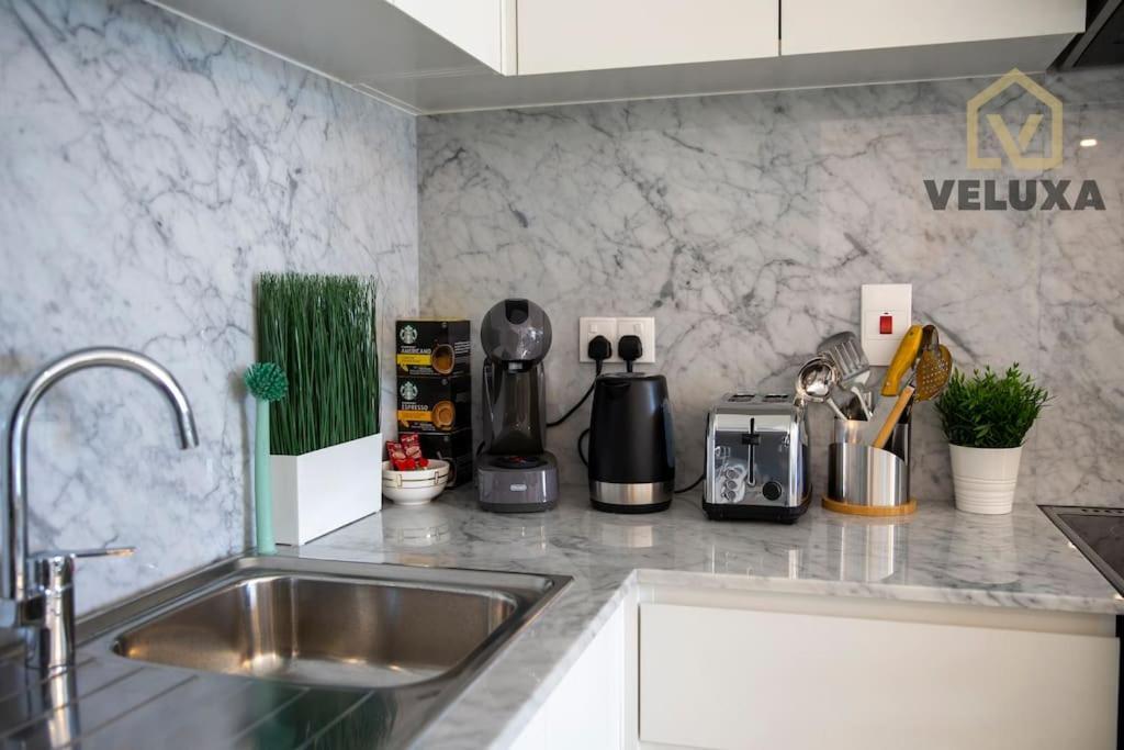 Veluxa - Luxury And Bright 1 Bedroom Apartment, Burj View! Дубай Экстерьер фото